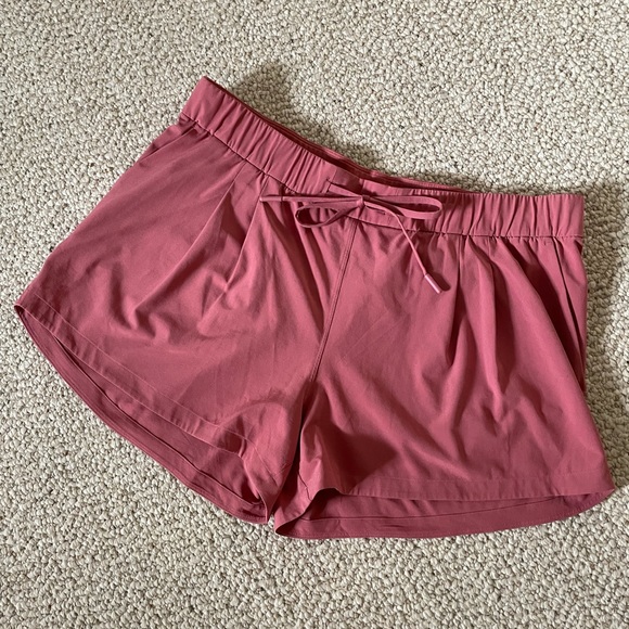 Casual shorts with roomy fit.